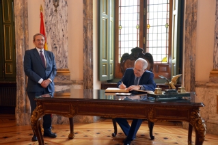 El presidente del Tribunal Constitucional firma en el libro de honor del Tribunal Supremo